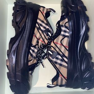 Burberry Low Top Mens Sneakers. Only worn once. 10/10 condition.